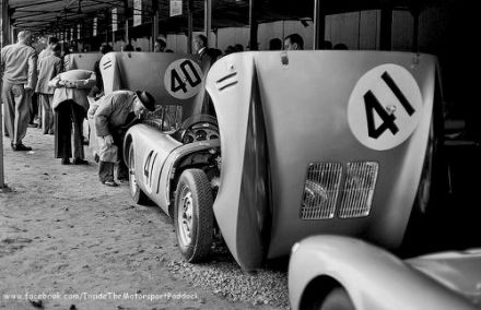 Nr.41. Hans Herrmann i Helmut Polensky, nr.40. Richard von Frankenberg i Helm Glöckler – Porsche 550/4 RS 1500 Spyder.